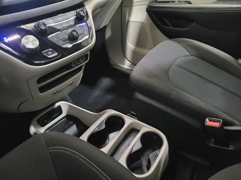 Used 2021 Chrysler Voyager LX FWD image 26