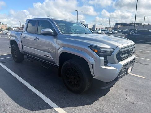 Used 2025 Toyota Tacoma SR5 AWD/4WD image 2