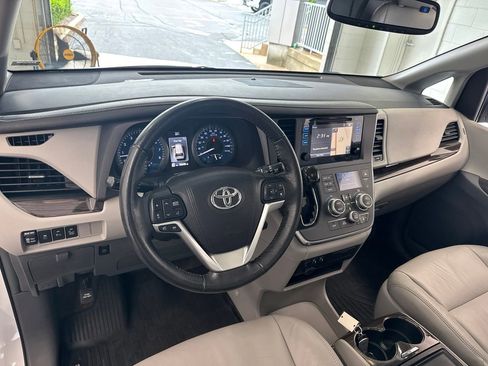 Used 2017 Toyota Sienna XLE w/ XLE Navigation Package FWD image 18