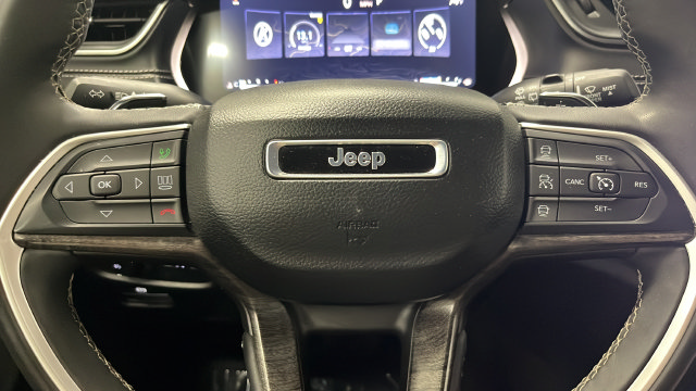 Certified 2025 Jeep Grand Cherokee Limited w/ Luxury Tech Group II AWD/4WD image 16