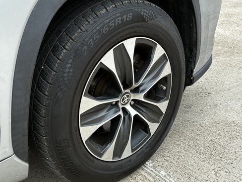 Used 2020 Toyota Highlander XLE FWD image 34