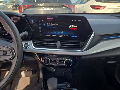 Used 2025 Chevrolet Trax LT FWD image 13