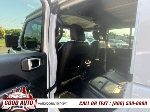 Used 2019 Jeep Wrangler Unlimited Sahara w/ Uconnect 4C Nav & Sound Group AWD/4WD image 12