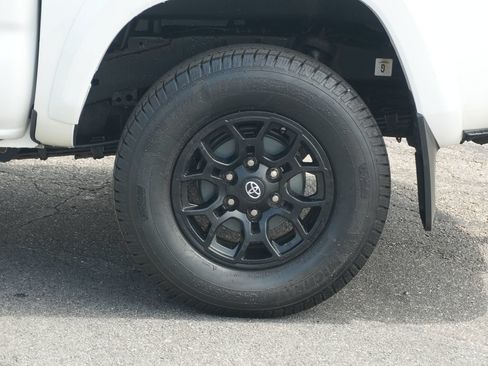 Used 2021 Toyota Tacoma SR5 AWD/4WD image 12
