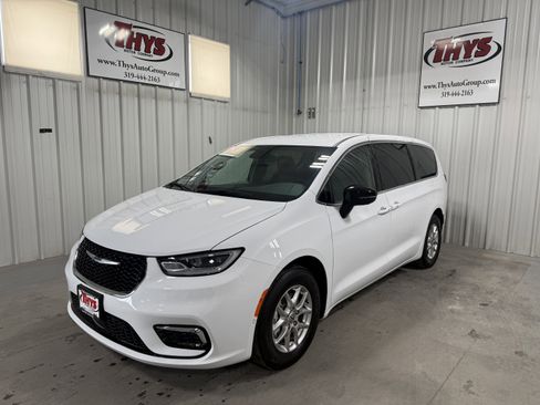 Used 2024 Chrysler Pacifica Touring-L image 15