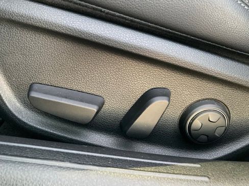 Used 2025 Genesis G70 2.5T image 12