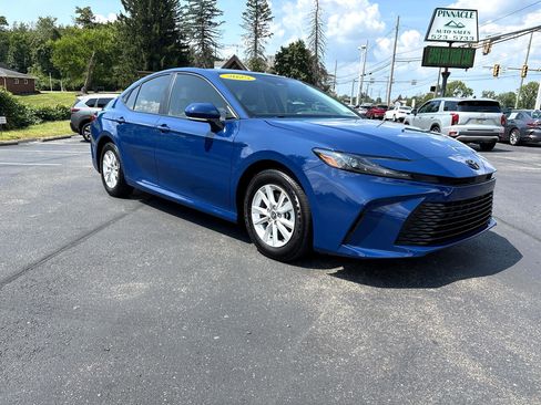 Used 2025 Toyota Camry image 3