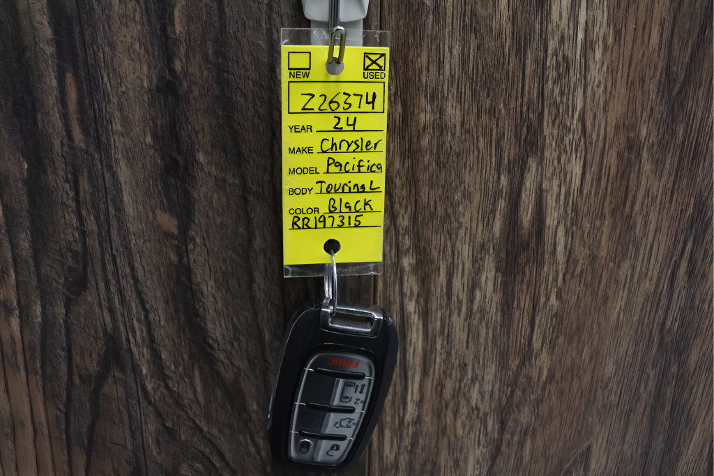Used 2024 Chrysler Pacifica Touring-L FWD image 32