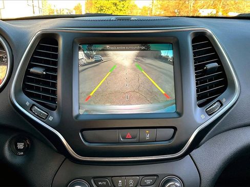 Certified 2022 Jeep Cherokee Latitude Lux w/ Sun & Sound Group image 12