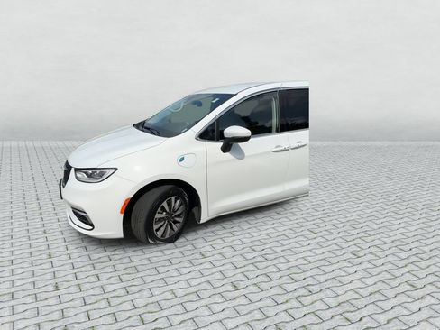 Used 2023 Chrysler Pacifica Touring-L FWD image 4