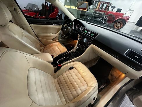 Used 2015 Volkswagen Passat 3.6 SEL Premium image 17