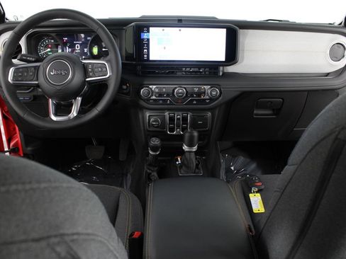 Used 2025 Jeep Wrangler Unlimited Sahara AWD/4WD image 9