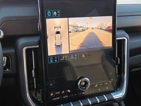 Used 2025 GMC Yukon Denali AWD/4WD image 32