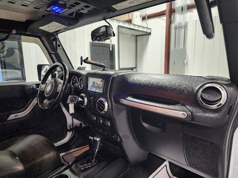 Used 2017 Jeep Wrangler Unlimited Sahara image 11