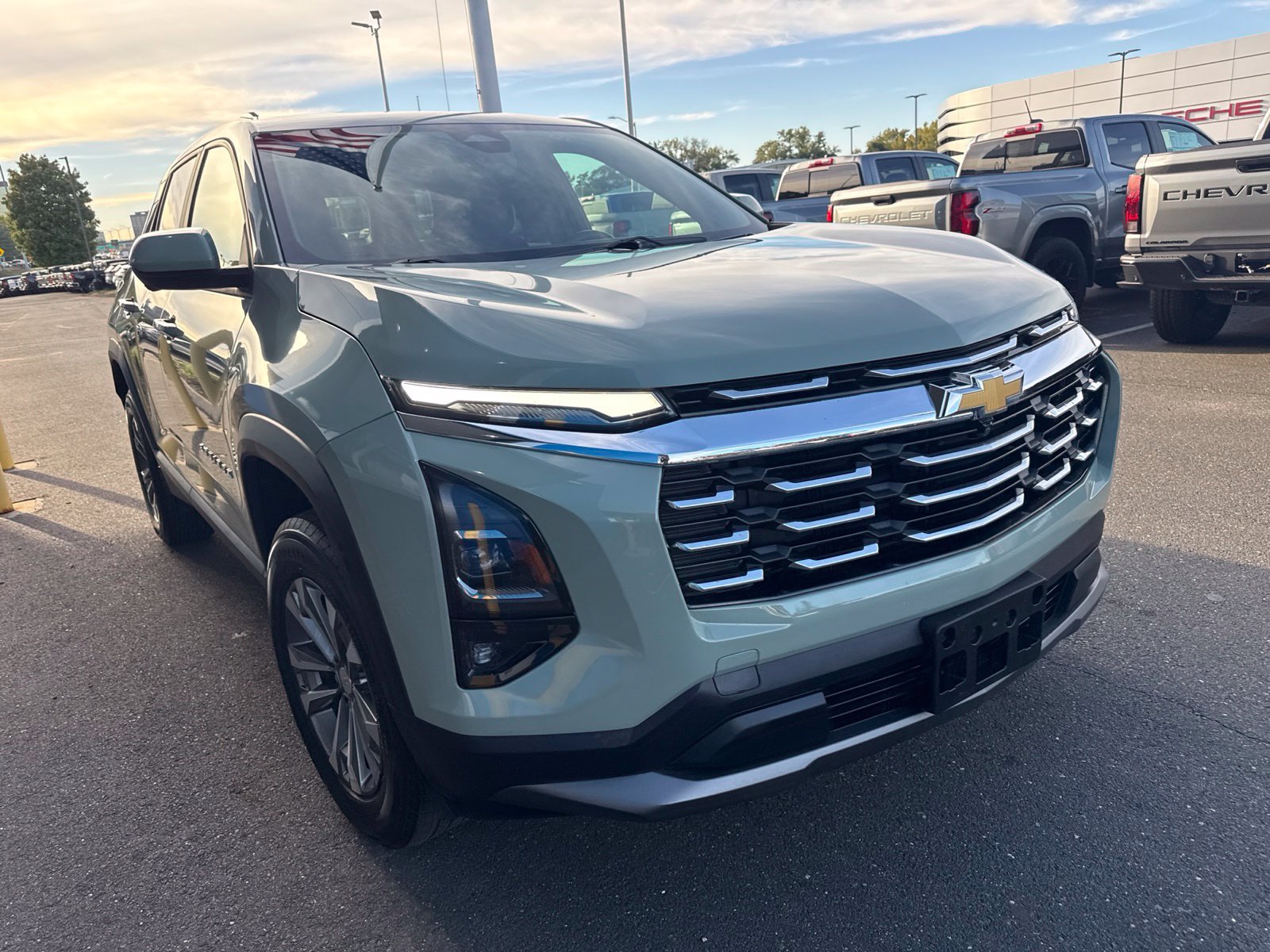 Used 2025 Chevrolet Equinox LT w/ Safety and Technology Package FWD image 4
