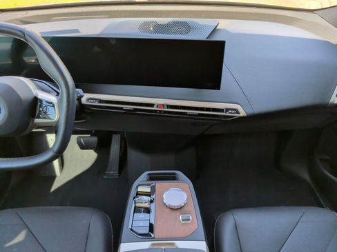 Used 2024 BMW iX xDrive50 w/ Premium Package AWD/4WD image 34