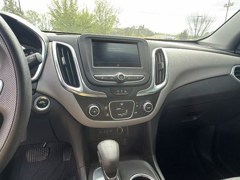 Used 2022 Chevrolet Equinox LS w/ LS Convenience Package FWD image 32