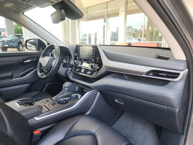Used 2021 Toyota Highlander XLE AWD/4WD image 27