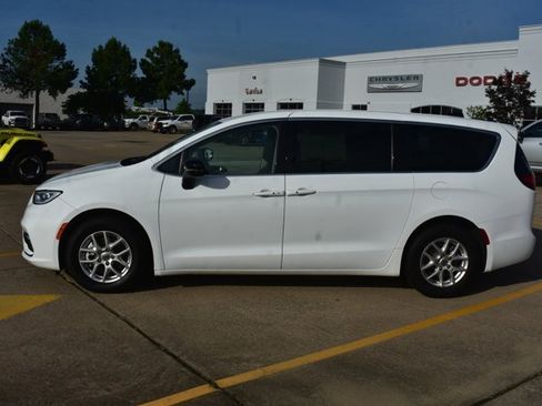 Used 2024 Chrysler Pacifica Touring-L FWD image 9