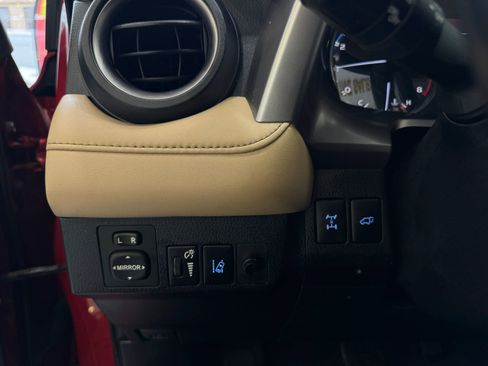 Used 2016 Toyota RAV4 Limited image 9