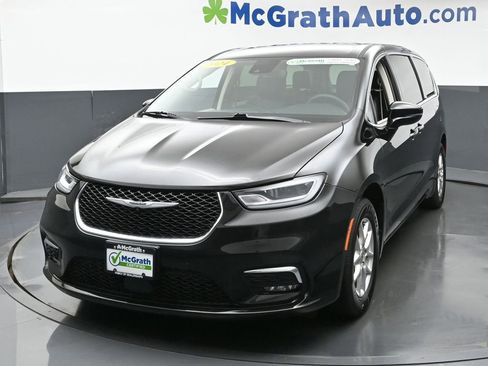 Used 2024 Chrysler Pacifica Touring-L image 5