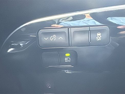 Used 2019 Toyota Prius Prime Premium image 18