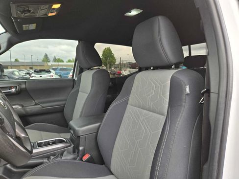 Certified 2022 Toyota Tacoma TRD Off-Road AWD/4WD image 26