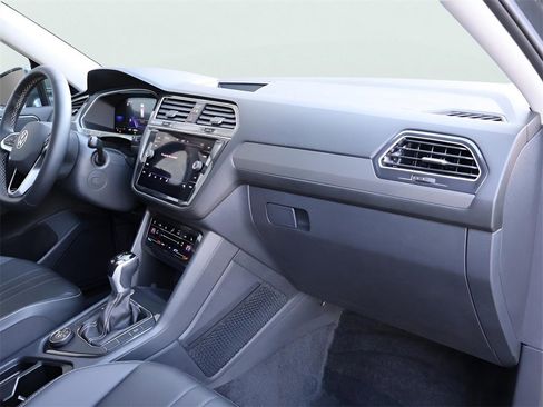 Used 2024 Volkswagen Tiguan SE image 12