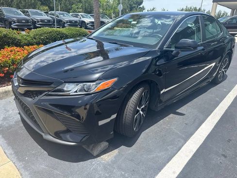 Used 2018 Toyota Camry SE w/ Moonroof Package FWD image 6