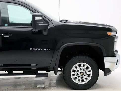 Used 2025 Chevrolet Silverado 2500 LT w/ Convenience Package AWD/4WD image 4