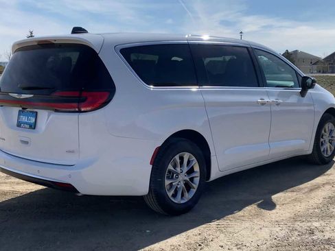 New 2026 Chrysler Pacifica Select AWD/4WD image 8