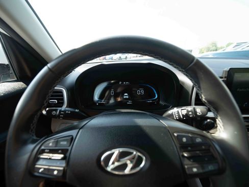 Used 2025 Hyundai Venue SEL FWD image 15