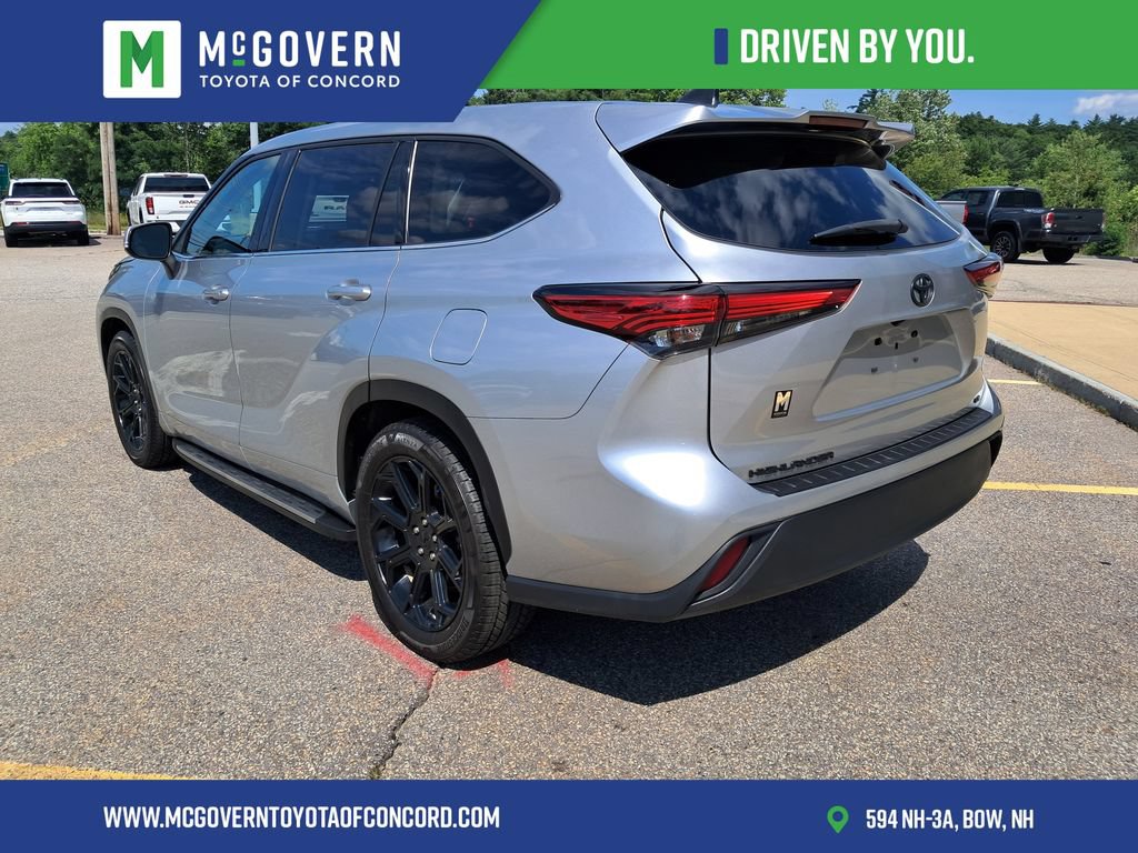 Used 2022 Toyota Highlander LE FWD image 3
