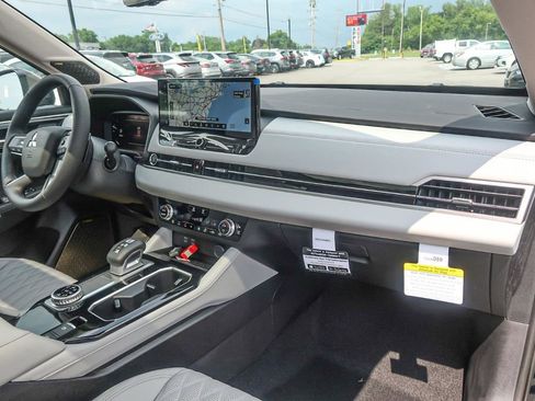 New 2025 Mitsubishi Outlander AWD image 22
