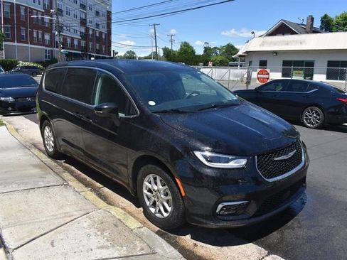 Used 2025 Chrysler Pacifica Select FWD image 4