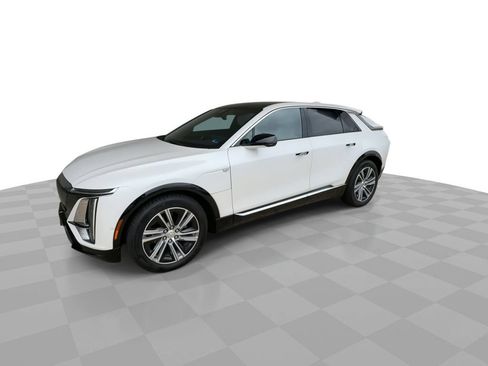 Certified 2024 Cadillac Lyriq Luxury w/ LPO, Floor Liner Package AWD/4WD image 4