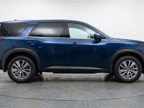 Used 2025 Nissan Pathfinder SV image 11