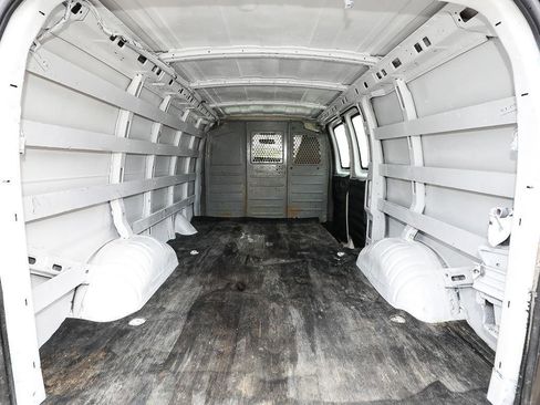 Used 2018 Chevrolet Express 2500 w/ Driver Convenience Package RWD image 7