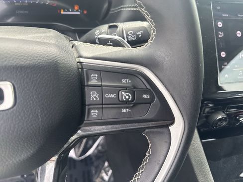 Used 2023 Jeep Grand Cherokee Laredo AWD/4WD image 23