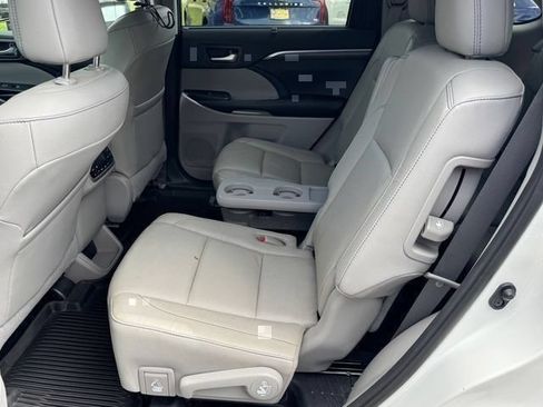 Used 2019 Toyota Highlander Limited Platinum AWD/4WD image 10