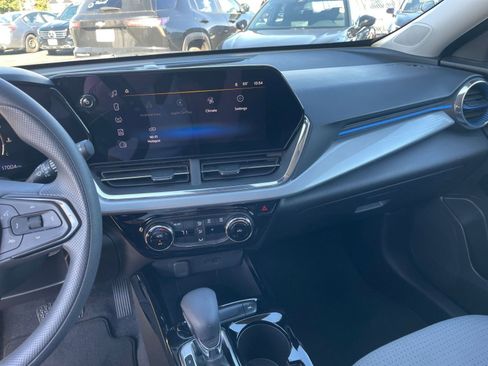 Used 2025 Chevrolet Trax LT image 18