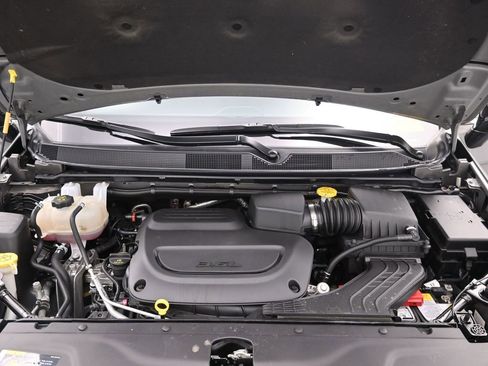 Used 2025 Chrysler Pacifica Select image 17