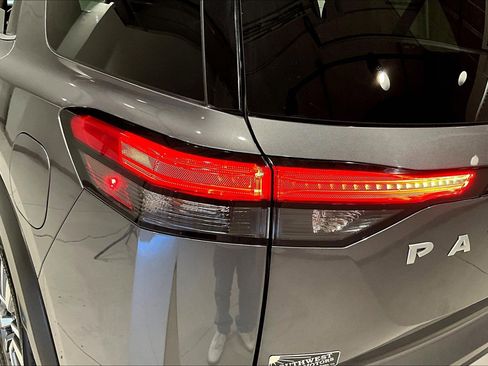 Used 2025 Nissan Pathfinder SL image 23