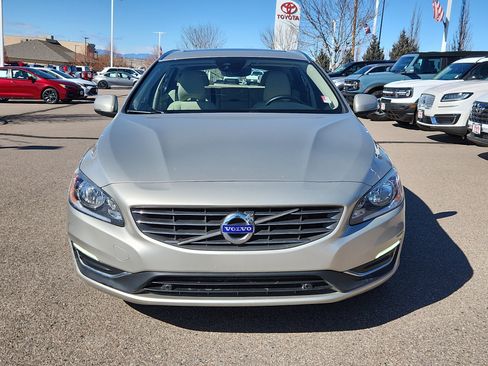 Used 2017 Volvo V60 T5 Premier w/ Convenience Package image 5