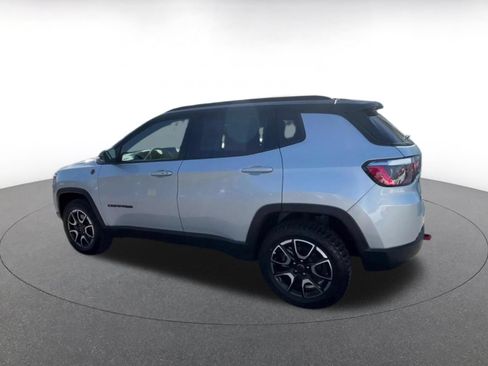 Used 2025 Jeep Compass Trailhawk AWD/4WD image 10