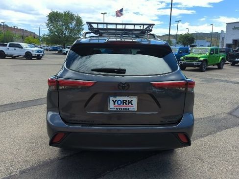 Used 2022 Toyota Highlander XLE AWD/4WD image 5