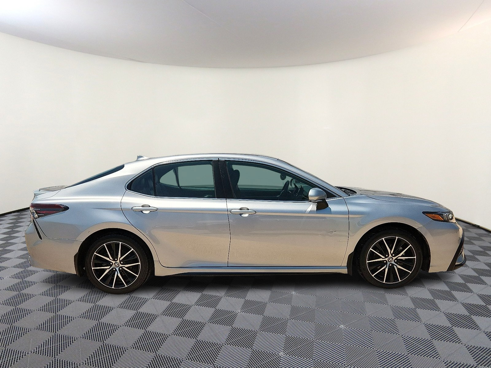 Used 2024 Toyota Camry SE FWD image 5