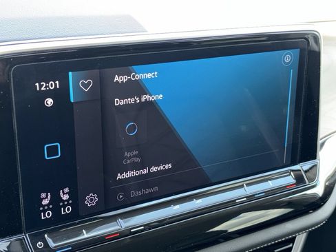 Used 2025 Volkswagen Atlas SE FWD image 2