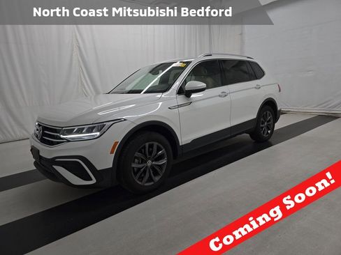 Used 2023 Volkswagen Tiguan SE w/ Panoramic Sunroof Package image 1