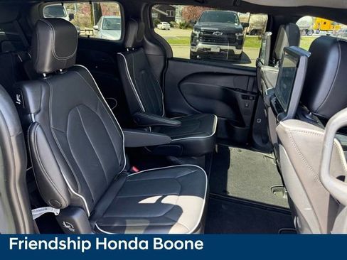Used 2023 Chrysler Pacifica Limited w/ Uconnect Theater Family Group image 56